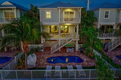 Sunset Tides - Luxury Waterfront Pool Home, 30' Dock