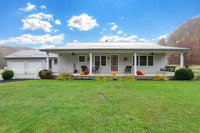 Image de Cozy winter vibes, hot tub, pool table, close to caves, in Hocking Hills.