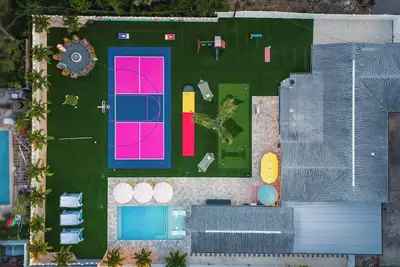 Image de Unique 6 Br Ice Cream Villa, Heated Pool, 15mins to Clearwater Beach, Pickleball