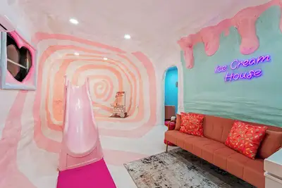 Image de Wow 6 Br Ice Cream House, Heated pool, 10 mins to Beach, Bbq, Karaoke, Fire pit