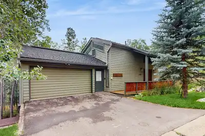 Image de Luxurious Vail Home with private hot tub, patio, fireplace, and bus to slope