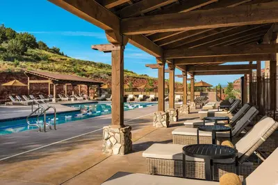 Image de Luxury Townhome - Exclusive guest access to a members-only golf club and resort amenities.