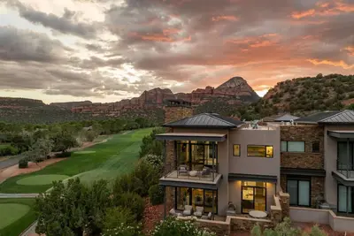 Image de Luxury Townhome - Exclusive guest access to a members-only golf club and resort amenities including pool.