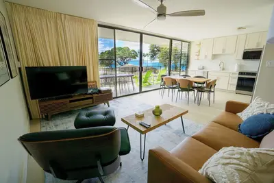 Image de Ocean Front modern 2br 2ba, king bed, laundry, beach, Ac, pool, steps to beach!