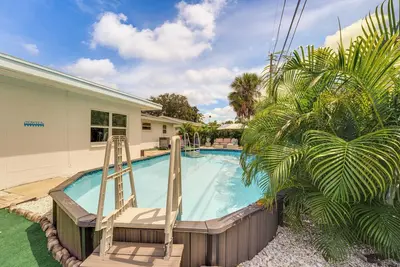 Image de 4 Mi to Beaches: Seminole Charmer w/ Outdoor Oasis