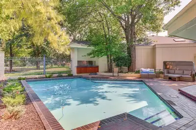 Image de 1 Mi to Ou! Group Getaway w/ Game Room, Pool