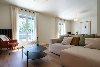 Image de Maison avec jardin clos au bord du canal. Animaux de compagnie acceptés!