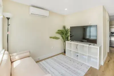 Image de Updated 2bd w Ac + Private Yard