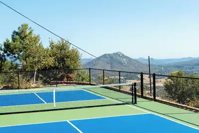 Image de Wild Moon Ranch — Mountain-Top Retreat with Panoramic Lake Views, Pickleball & Cedar Hot Tub