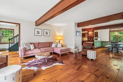 Image de Fern and Fox Chalet, newly renovated pet friendly secluded and private perfect family vacation home with Pool and Gym access The Killington golf course and Green Mountain National Golf Course are just a few minutes from this location.