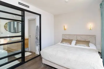 Image de Luxury 3br in Marina Complex By Barnes