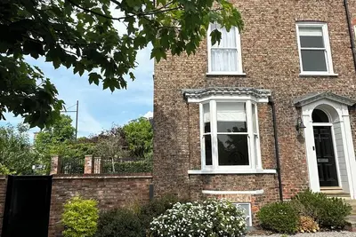 Image de Stunning house near race course