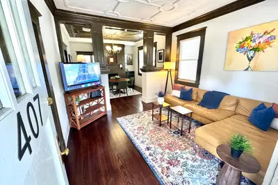 Image de Remodeled historic 2/1 in the greater Heights. 27\" Monitor/desk, and fenced.