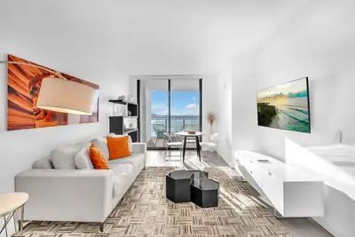 Image de Edgewater Chic • 1br + Den •Sleeps Like 2br • Amazing Views • 1. 5 Bath
