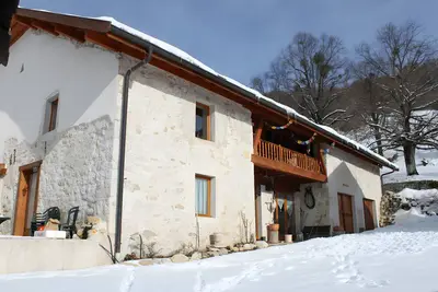 Image de Chambre d'hôtes 'Chez Louve Bleue - Côté Jardin' avec vue sur la montagne, terrasse partagée et Wi-Fi