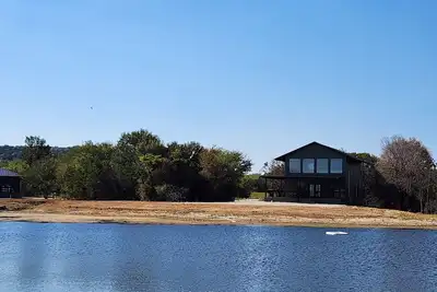 Image de Rustic Secluded Getaway – 3br Cabin with Private Pond, Near Possum Kingdom Lake