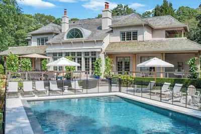 Image de Spacious & chic Southampton estate with heated pool, fire pit &. . .