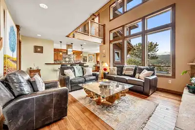 Image de Best View in Ned, Lux Home 3min to town, Sleeps 8, 10min to Skiing, Hot Tub.