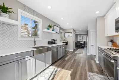 Image de Sleeps 15! - Ev Charger - 75\" Tv - Soaker Tub - 1 Block to Downtown Crosby!