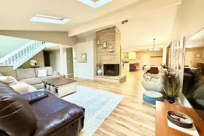 Image de Expansive, open, and inviting in Columbus. Luxurious, light filled sanctuary.