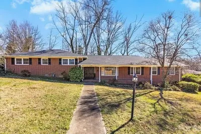 Image de A Sprawling, Split-Level Charmer!