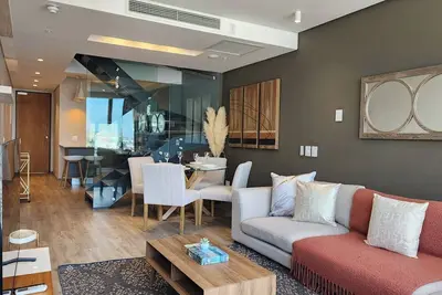 Image de Stylish Duplex with Mountain and City Views