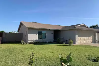 Image de Free Rv parking, two car garage, fenced backyard, minutes to Westgate