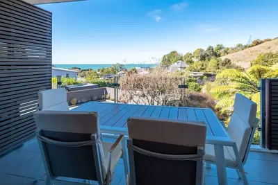 Image de A modern and convenient apartment close to the beach and with a fenced pool