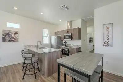 Image de This centrally located 2 bedroom 2 bathroom is fully remodeled.