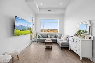 Image de Capri Central Kelowna - Quiet 2 Bedroom with Mountain Views