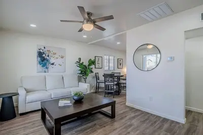 Image de Just down the street from the University of Arizona this 1 bedroom 1 bathroom is fully remodeled with your own dedicated electric vehicle charger.