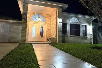 Image de \nNorthLaredo area, close to popular shopping mall, stores and restaurants.