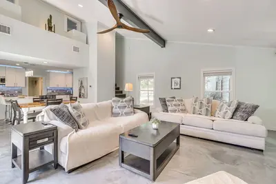 Image de 2 Mi to Lake Bastrop! Modern Lost Pines Retreat