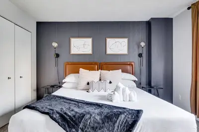 Image de Dc Launchpad Sleeps 8 | King Bed, Balcony & Parking