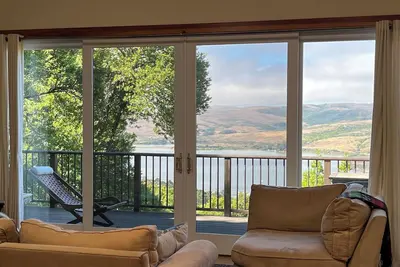 Image de Spacious, 2-bedroom, 2-bathroom house with breathtaking view of Tomales Bay.