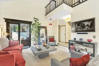 Image de Private 2 Bed | Townhome | Walkable | Burbank