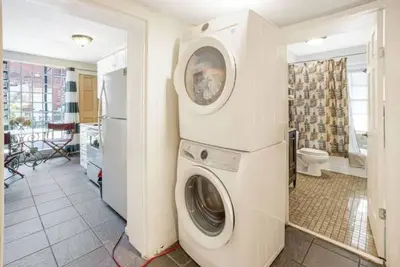 Image de Charming 4-bedroom apartment with Ac in Savannah