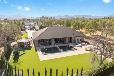 Image de The Ridgewood Estate :: Pool - Fire Pit - Central