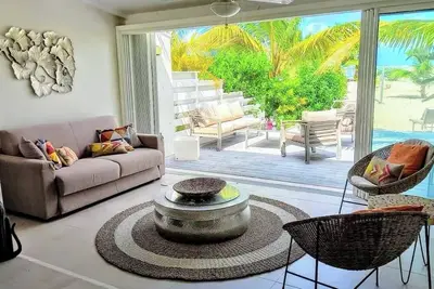 Cozy Beachfront Escape – Wake Up to the Waves