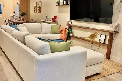 Image de Modern Suite-Luxe King Bed-Soda Bar & 85” Smart Tv