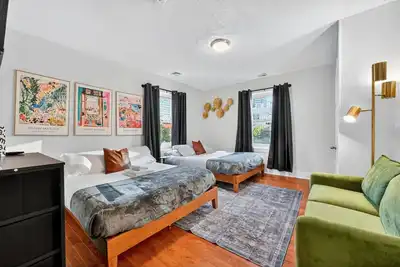 Image de Large Studio | Center City | Sleeps 4 | Fast Wifi