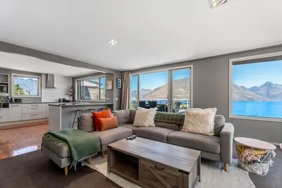 Image de Panorama Terrace: Lake Views, Deck & Walk to Town