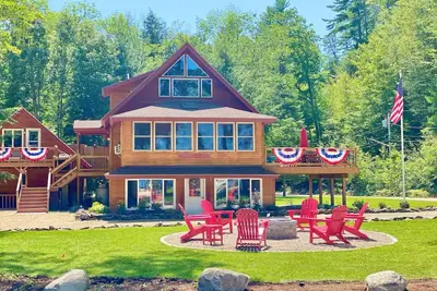 Image de The Tinker Bell on Ossipee Lake with Water and Mountain Views.