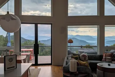 Image de Troop 475 - Luxury Cabin with Hot Tub, Firepit & Best Views