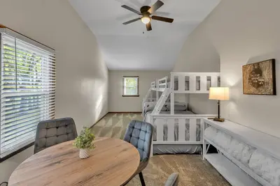 Image de 3 bedroom fully renovated house in Alden Ny sleeps 12!