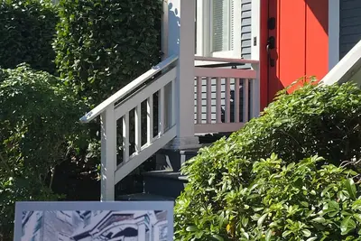 Image de Historic Seattle Charmer - Mini Madison Park Manor