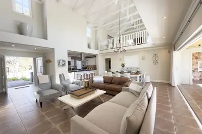 Image de Stylish 4br Haven w Golf Course Views by the Sea