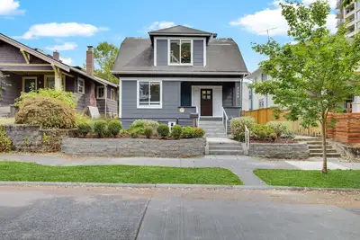 Image de Entire Upgraded Historical House 7-bedroom 6 bathroom in U District with Ac