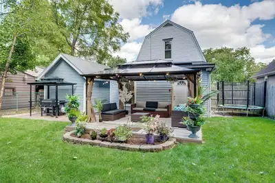 Image de 1 Mi to Dtwn Elgin: Dutch Colonial w/ Lovely Patio