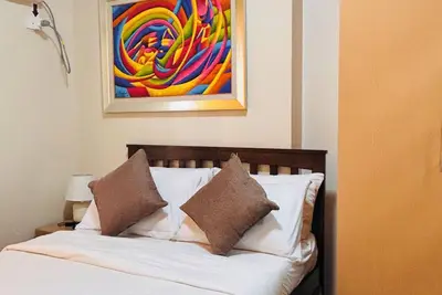 Image de Suite minimaliste chic dans un emplacement central